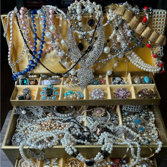 Estate Vintage to Modern Costume Jewelry 1 LB WEARABLE Grab Bag Resell Bulk Lot - Picture 2 of 16